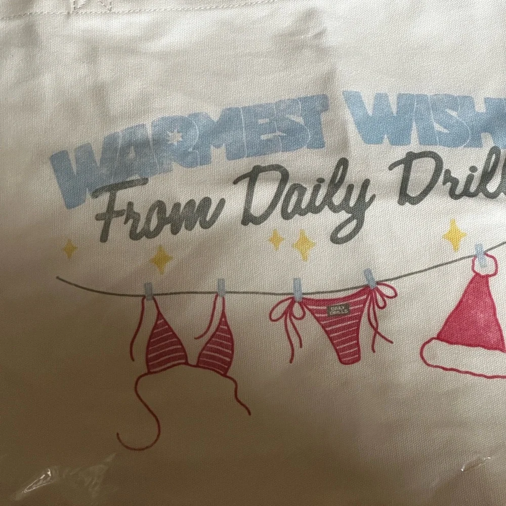 Daily Drills Cream Tote Limited Edition Warmest Wishes Print - Picture 2 of 3